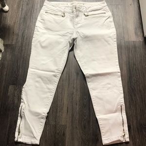 Jennifer Lopez white jeans